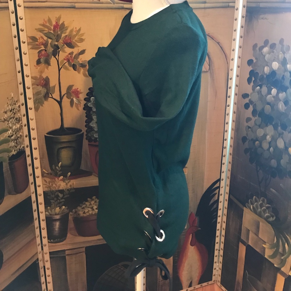 💥SOFT HUNTER GRN TOP W/ EYE-CATCHING POP💥NWT💥
